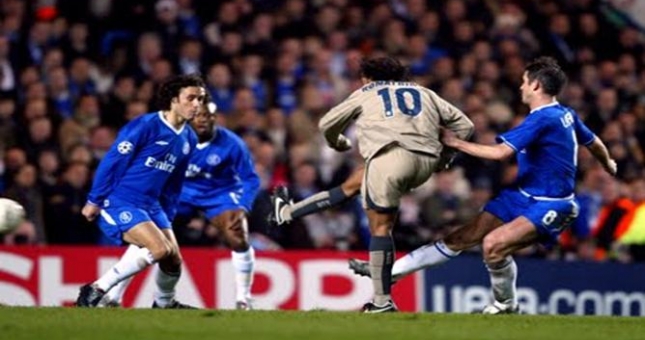 VIDEO: Tình huống Ronaldinho khiến Petr Cech chỉ biết đứng nhìn